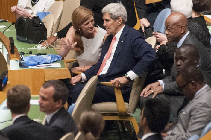 US Ambassador to the UN Samantha Power and US Secretary of State John Kerry speak informally at the UN.