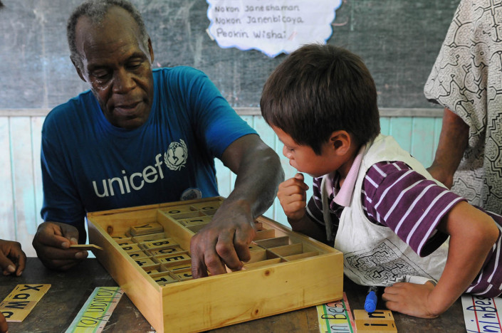 UNICEF Goodwill Ambassador and internationally-renowned American Actor Danny Glover works with children in a school in the Peruvian Amazon.